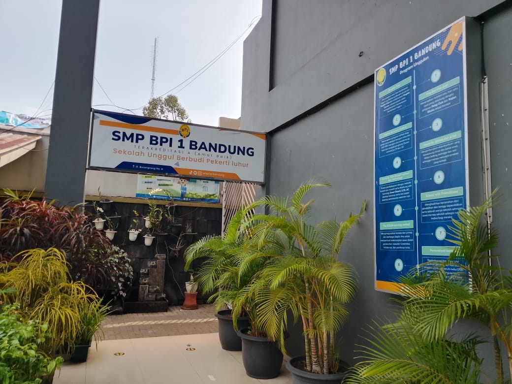 foto plang sekolah SMP BPI 1 Kota Bandung
