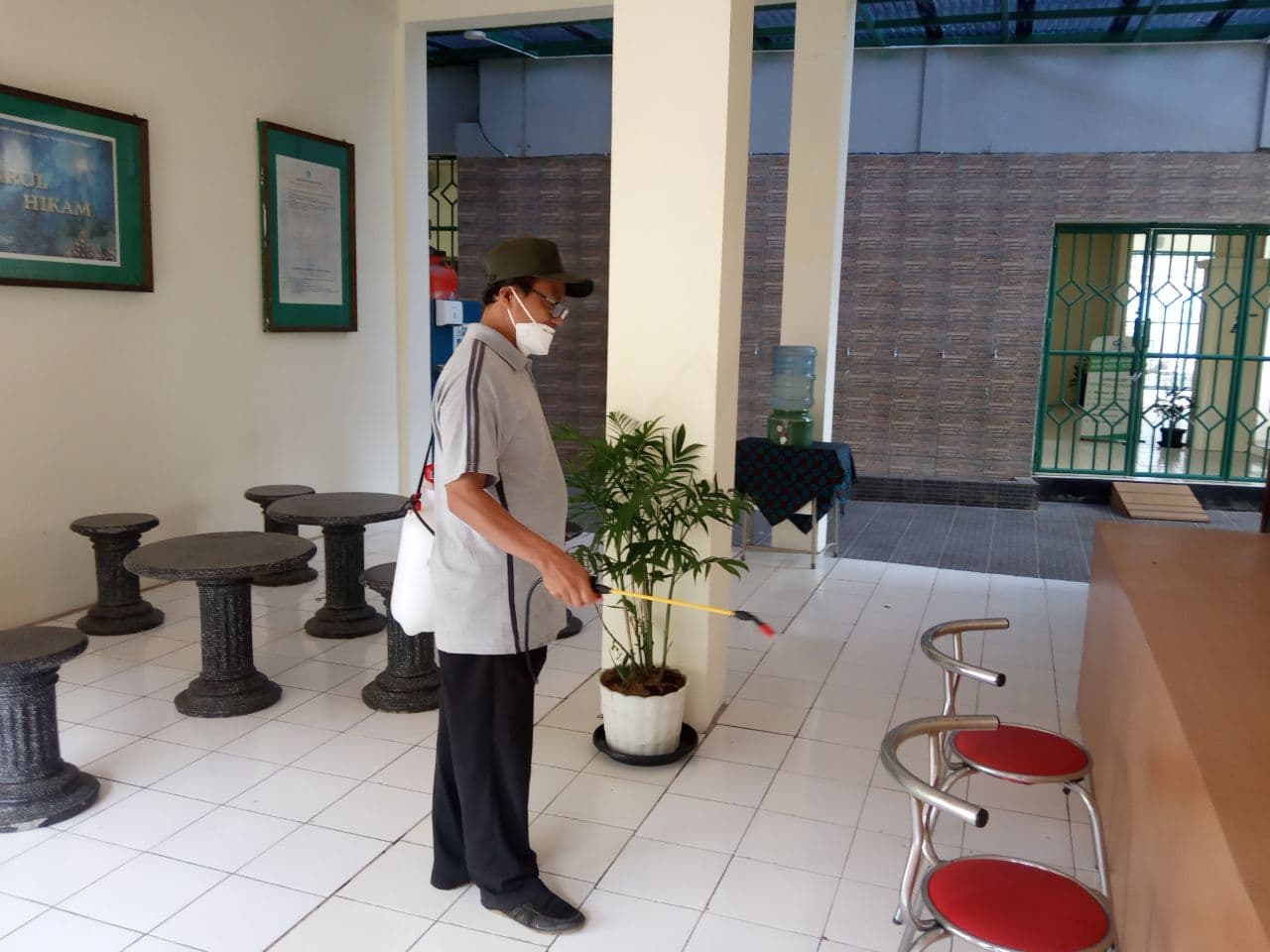Penyemprotan Desinfektan Lingkungan Sekolah 2