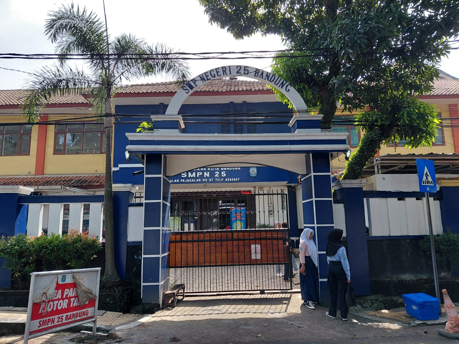 Gerbang SMP Negeri 25