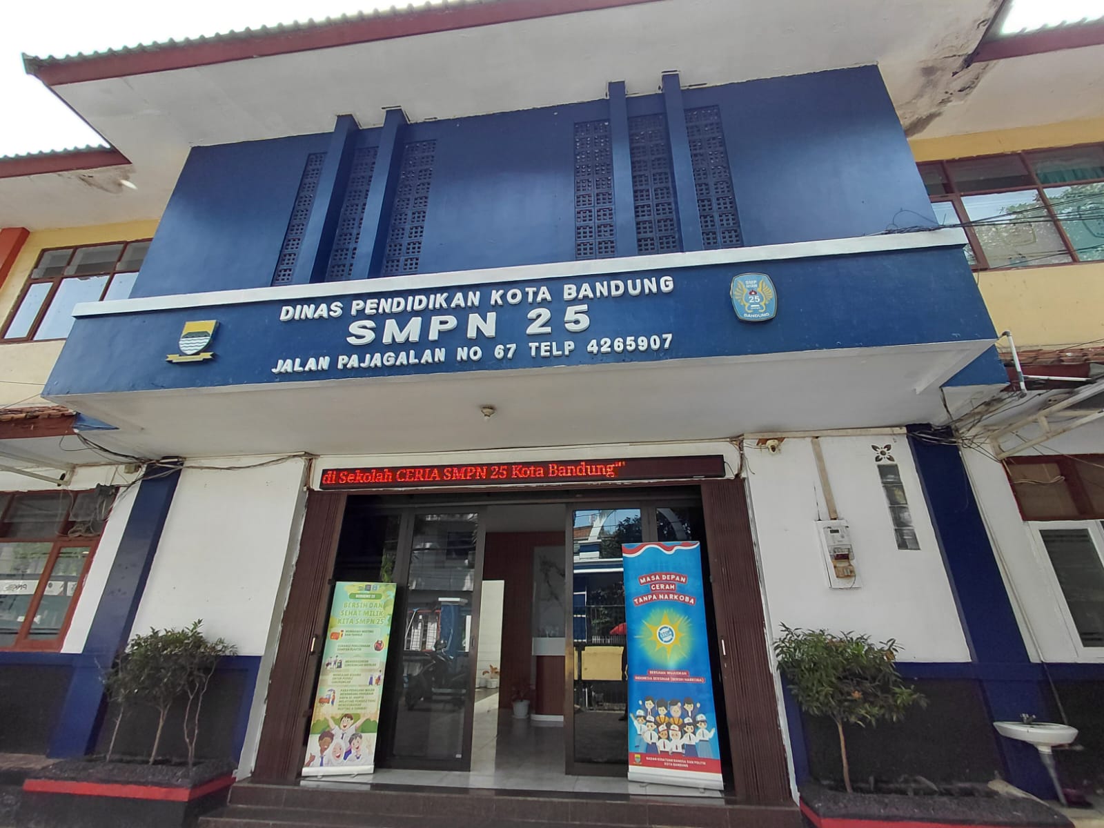 Plang Nama  SMP Negeri 25