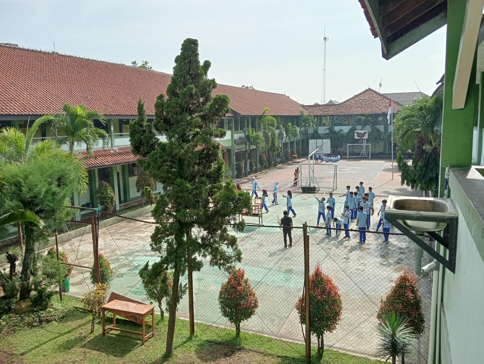 GEDUNG SMP NEGERI 37