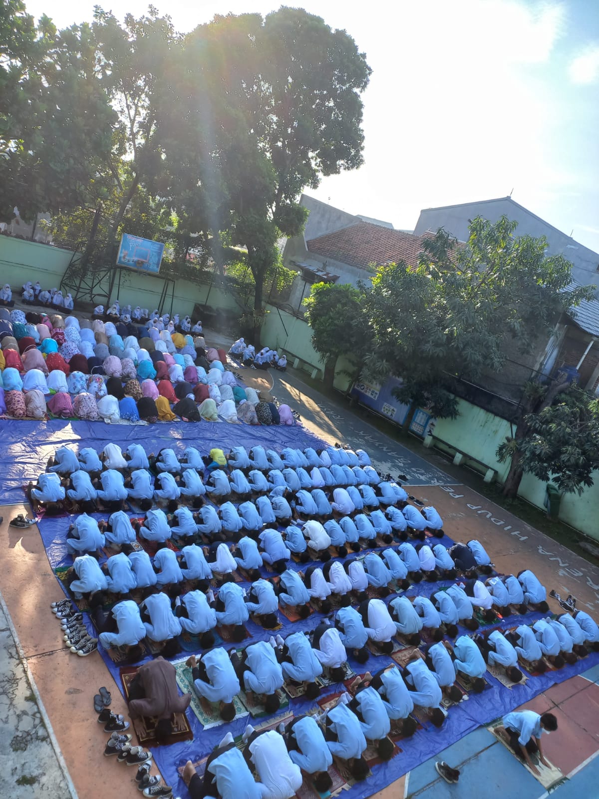 Kegiatam PTM 100% hari 5, siswa melaksanakan solat duha bersama di lapang olagraga
