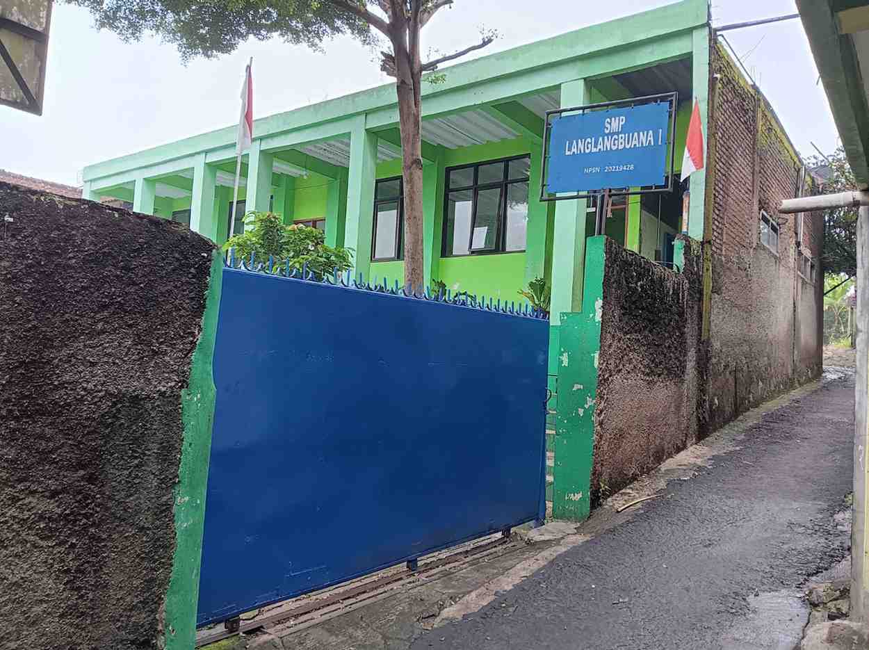 Pintu Gerbang Masuk SMP Langlangbuana 1