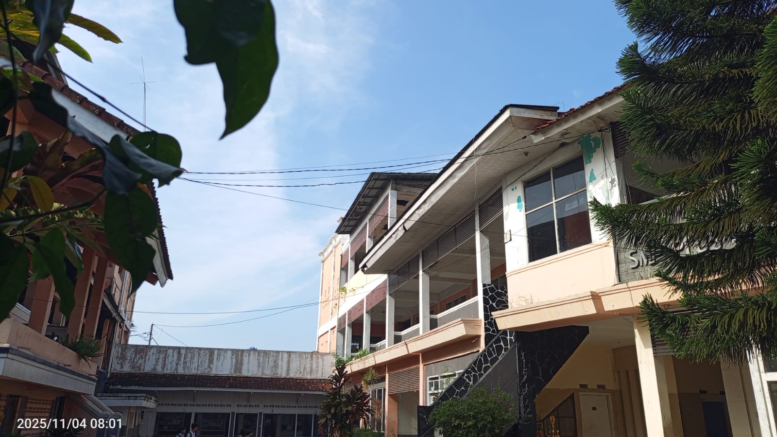 PLANG SEKOLAH DAN GEDUNG UTAMA SEKOLAH