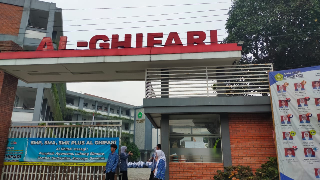 Foto Gerbang SMP Plus Al Ghifari