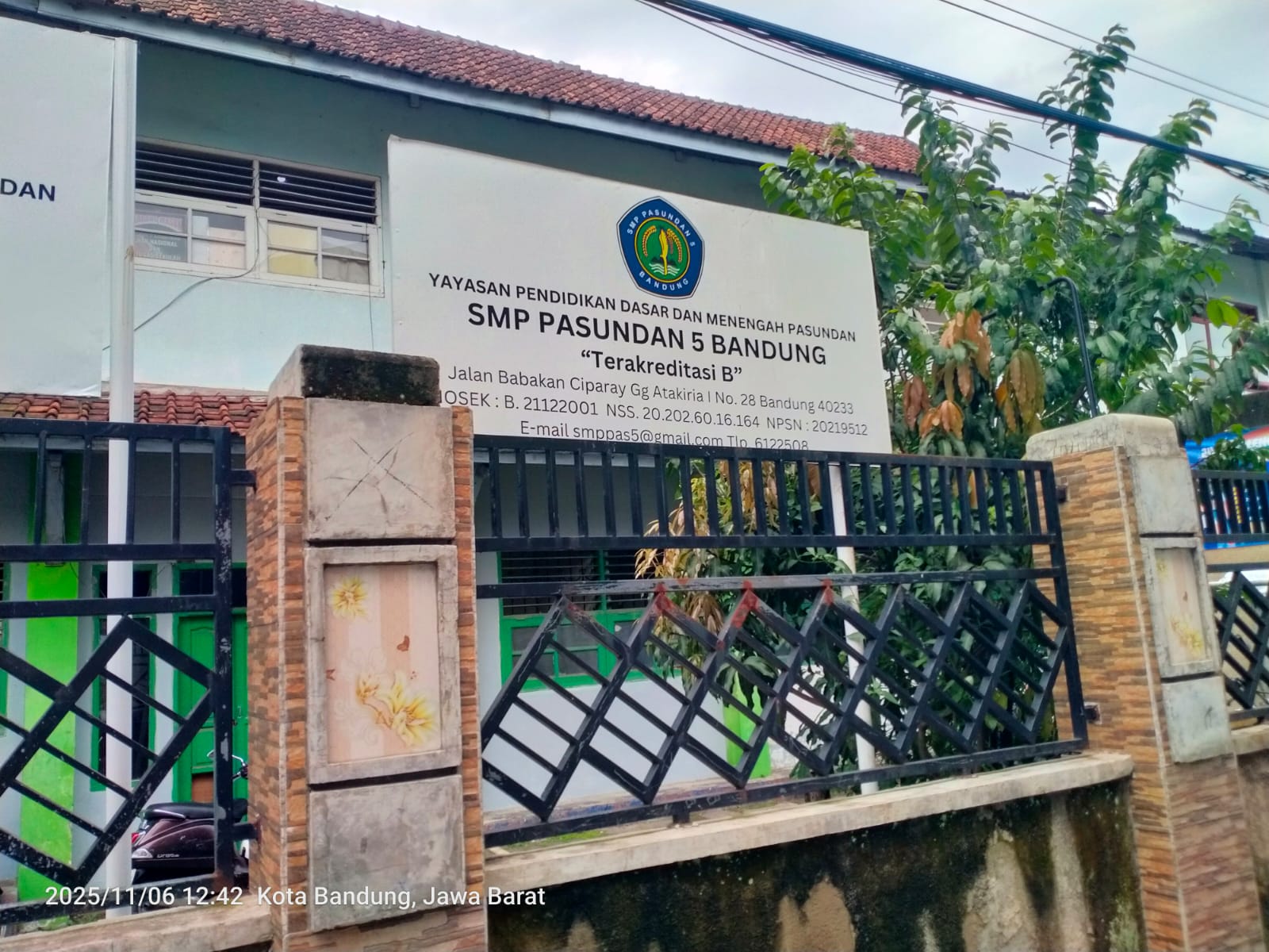 Foto Plank Depan Sekolah