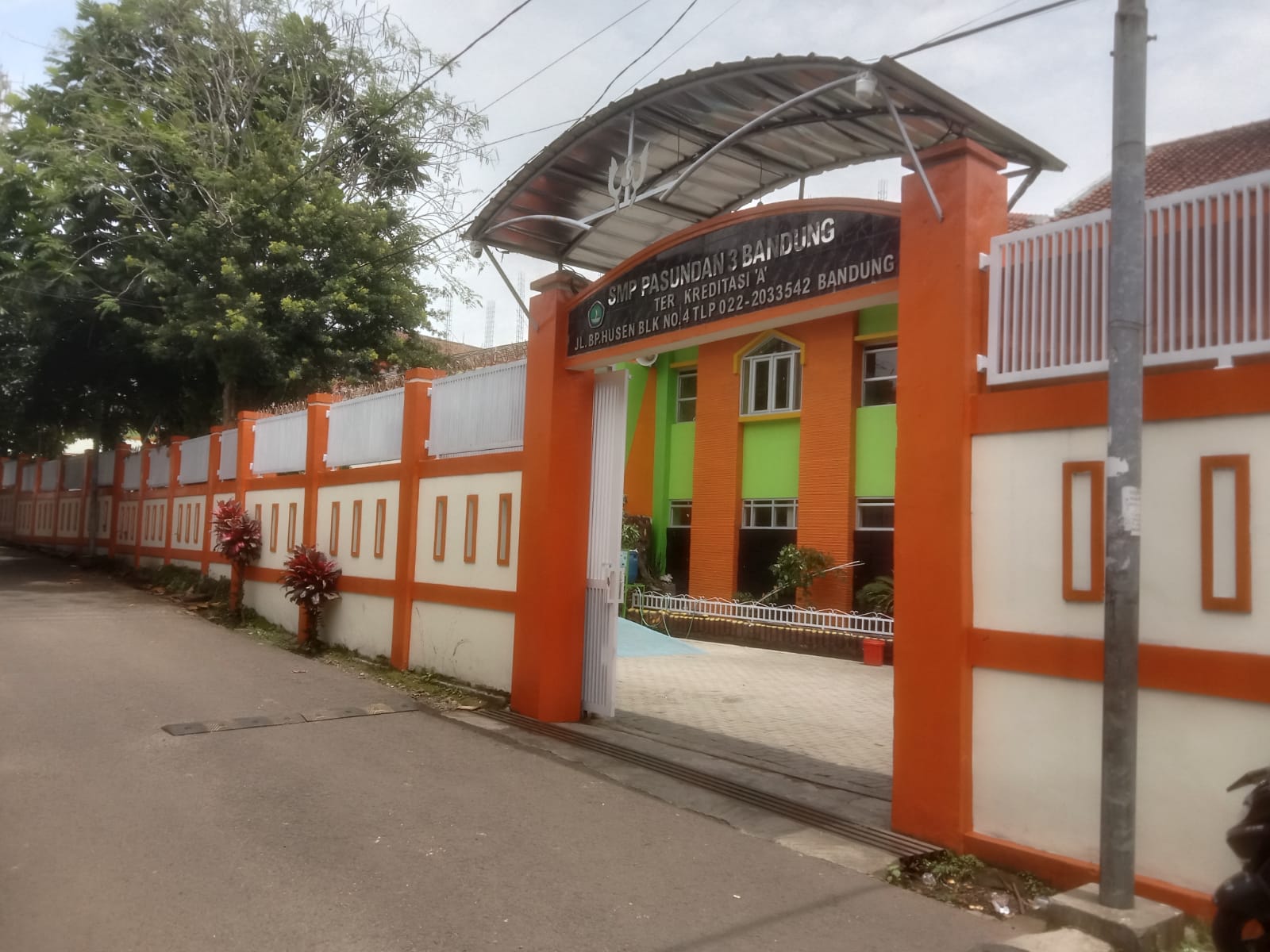 Foto Gerbang Utama Sekolah