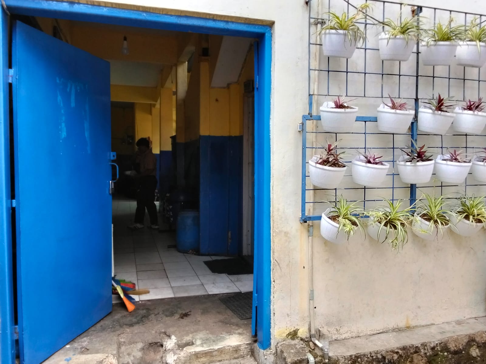 Gerbang sekolah belakang