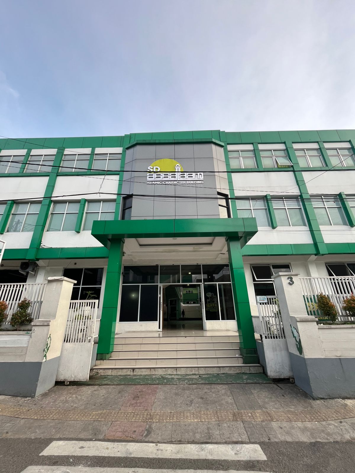 GERBANG UTAMA SEKOLAH