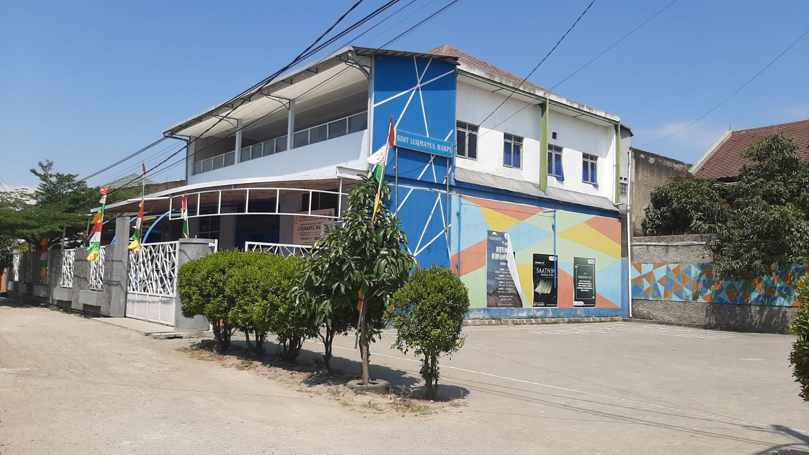 Gedung Utama SD Islam Terpadu Luqmanul Hakim