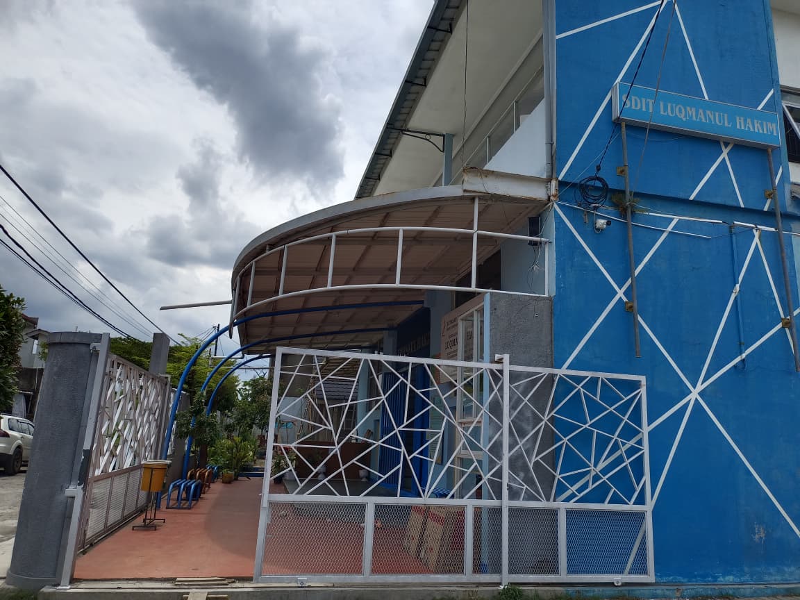 Gerbang Sekolah SD Islam Terpadu Luqmanul Hakim