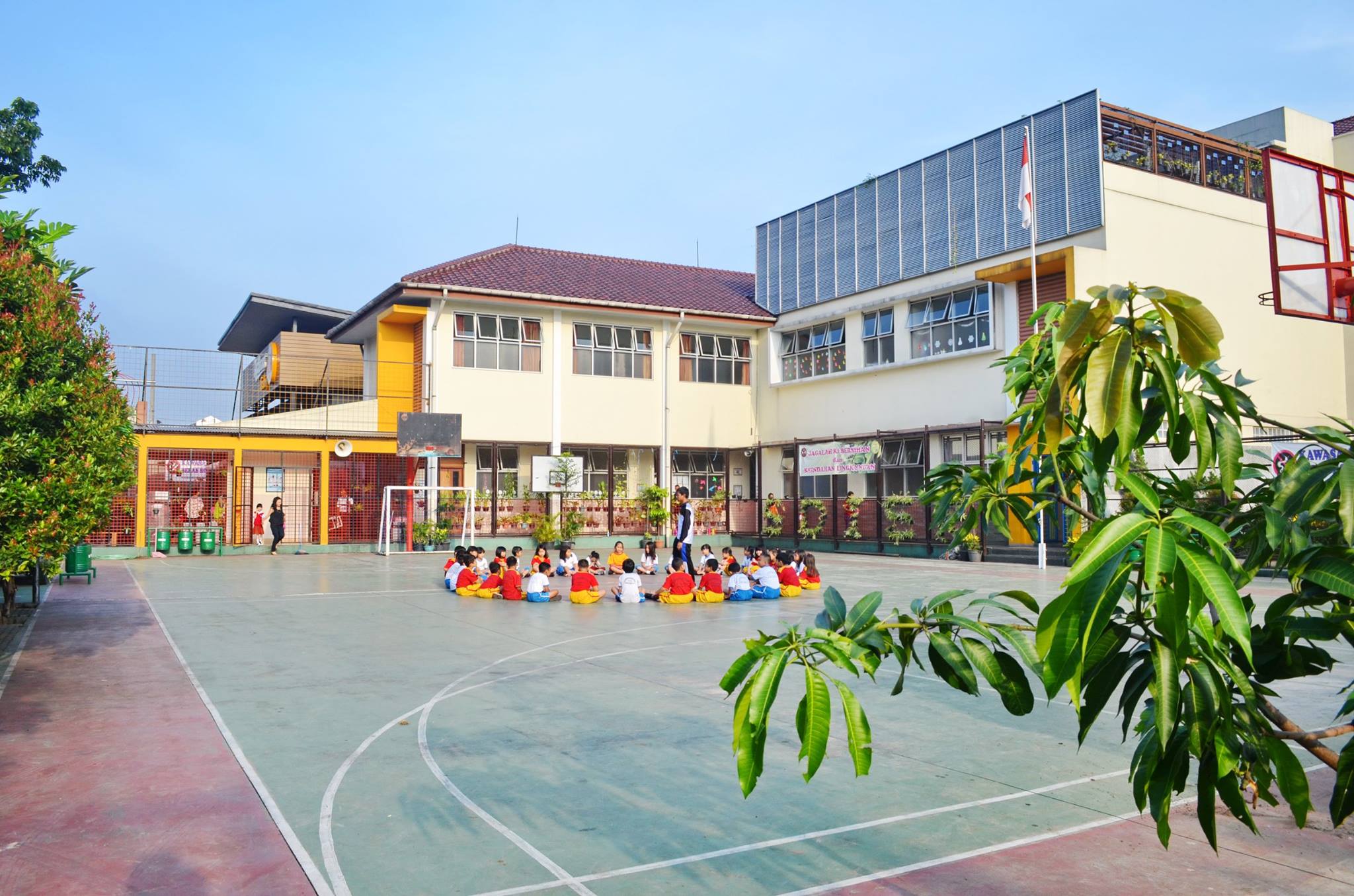 Halaman sekolah