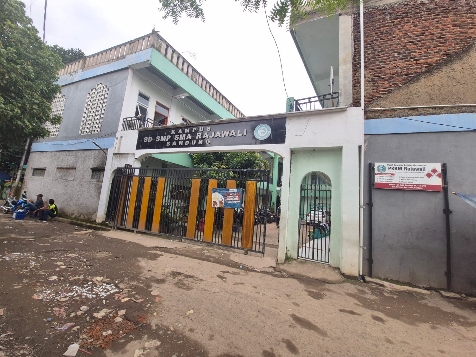 A.foto gerbang sekolah