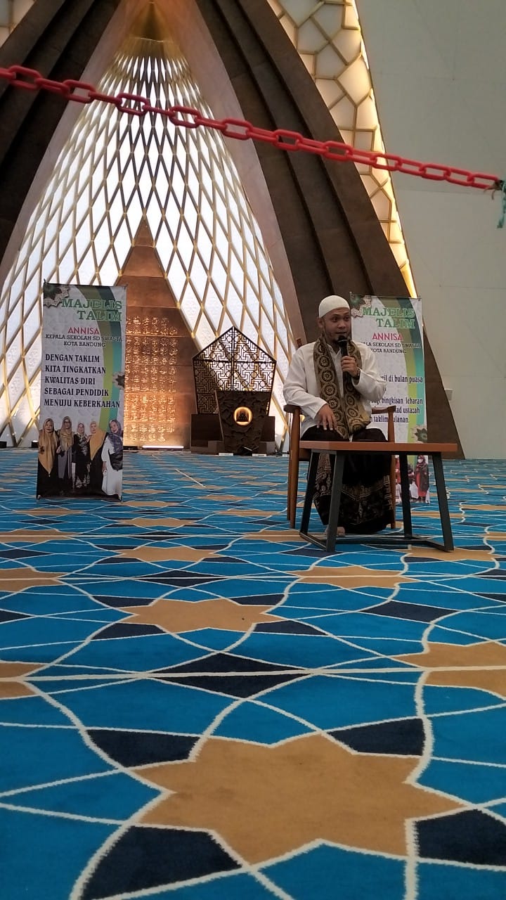 2. Galeri Kegiatan Menghadiri Pengajian di Mesjid Al-Jabar