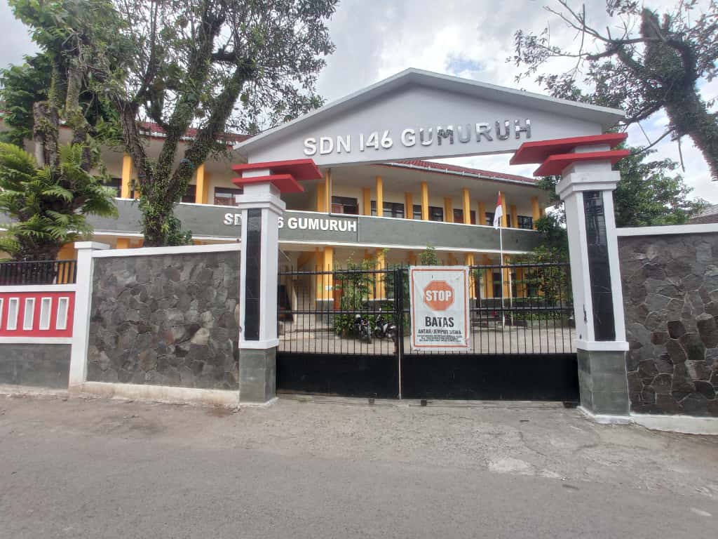 Foto Gerbang Utama Sekolah SDN 146 Gumuruh