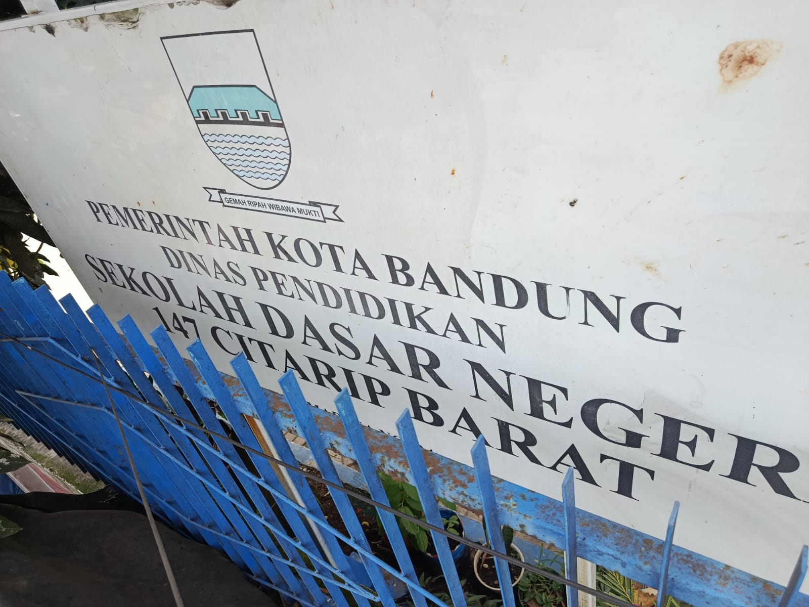 Foto Plang Nama Sekolah