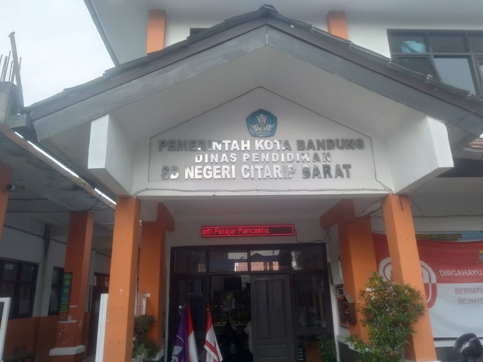 Foto Gerbang Utama Sekolah