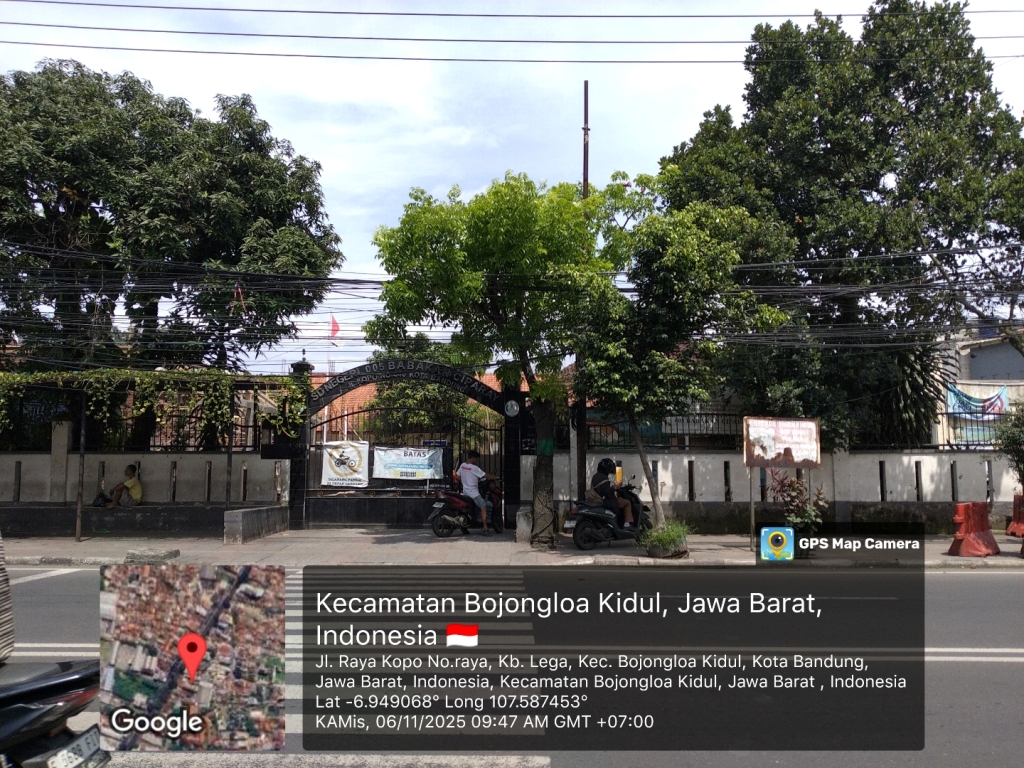 gerbang depan sekolah