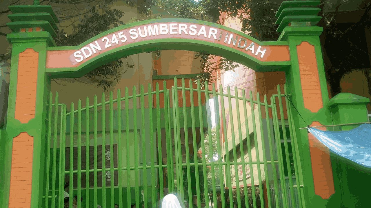 Gerbang utama SDN 245 Sumbersari Indah