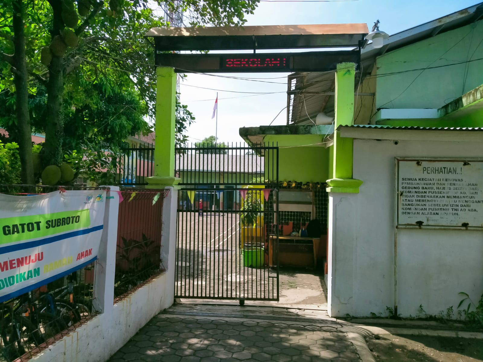 GERBANG UTAMA SEKOLAH