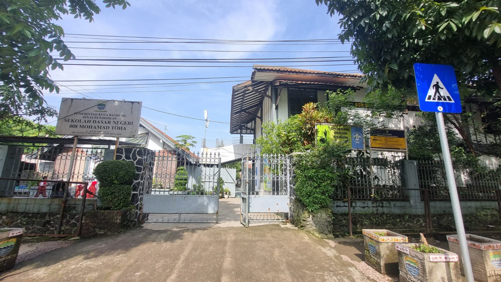 FOTO GERBANG UTAMA SEKOLAH