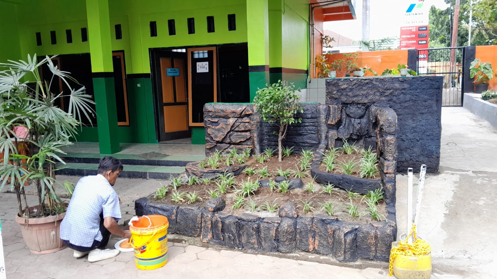 Foto Pemeliharaan Taman Sekolah