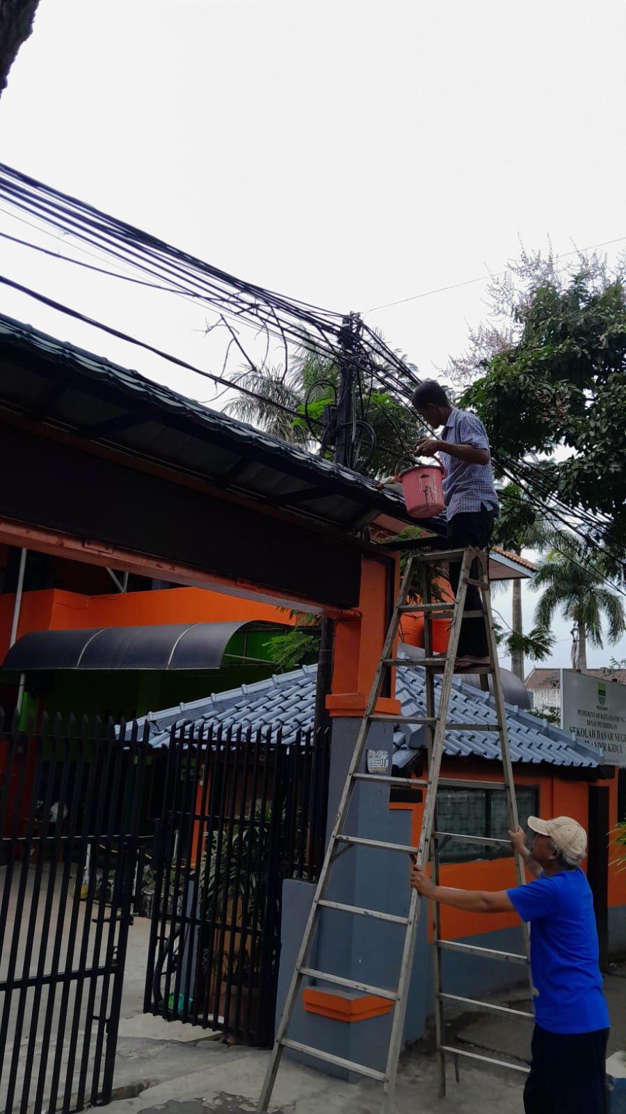 Foto Pemeliharaan Gapura Gerbang Sekolah