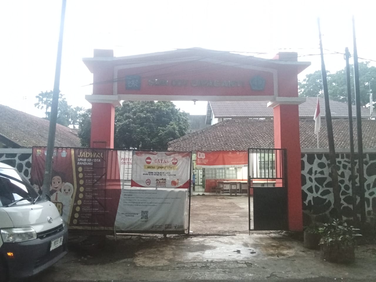 FOTO GERBANG SEKOLAH