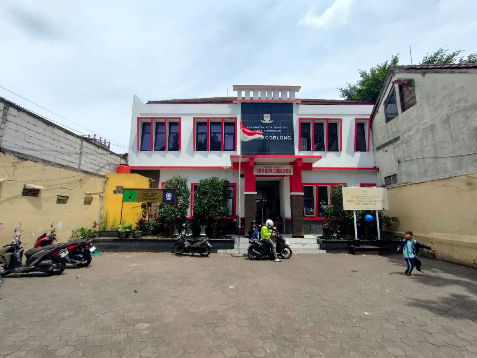 C. BANGUNAN UTAMA SEKOLAH