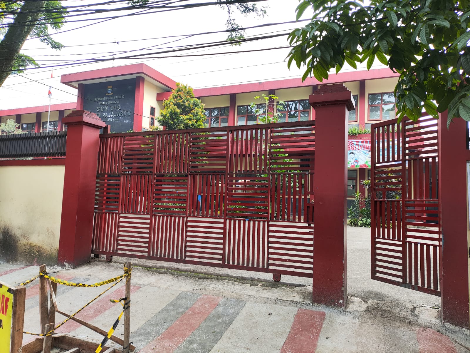 Foto Gerbang Depan Sekolah