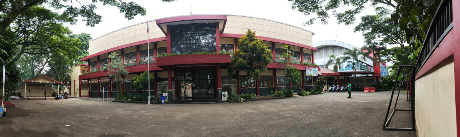 Foto Halaman depan sekolah