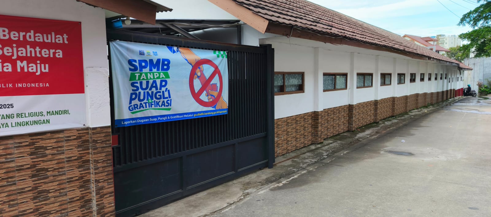 Gerbang  Utama Sekolah