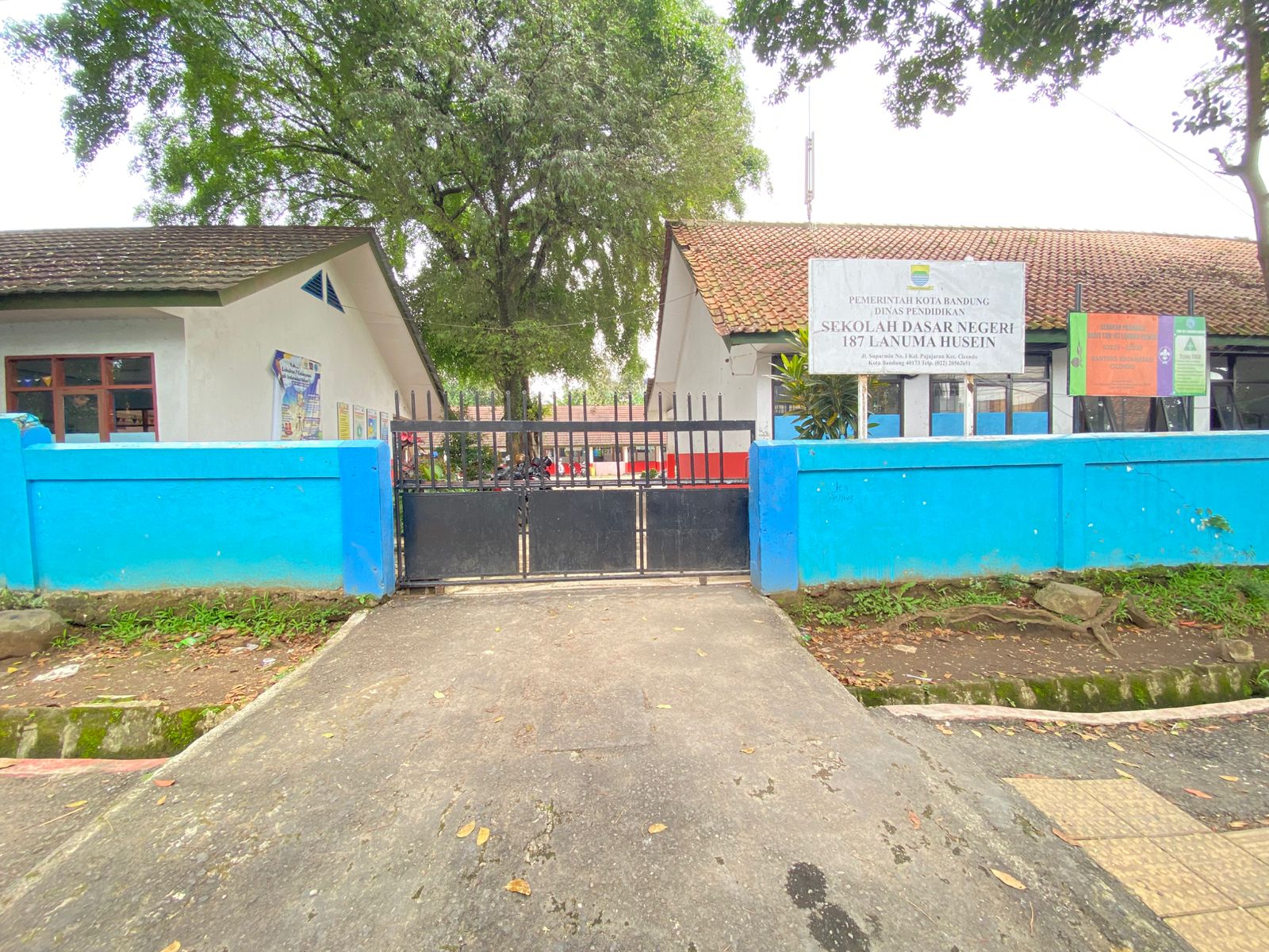 foto gerbang utama sekolah