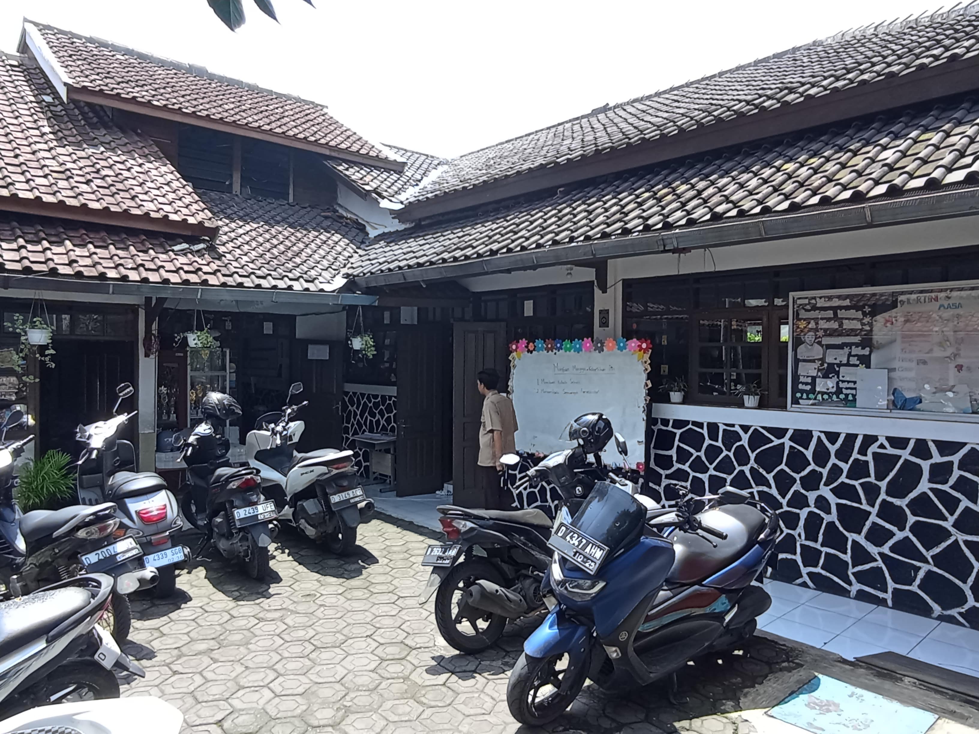 Foto Gedung Utama Sekolah B