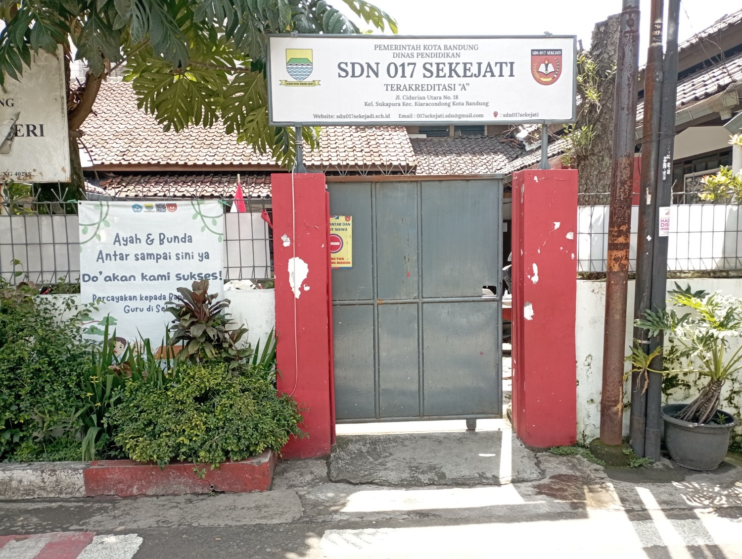 Foto Gerbang Utama Sekolah