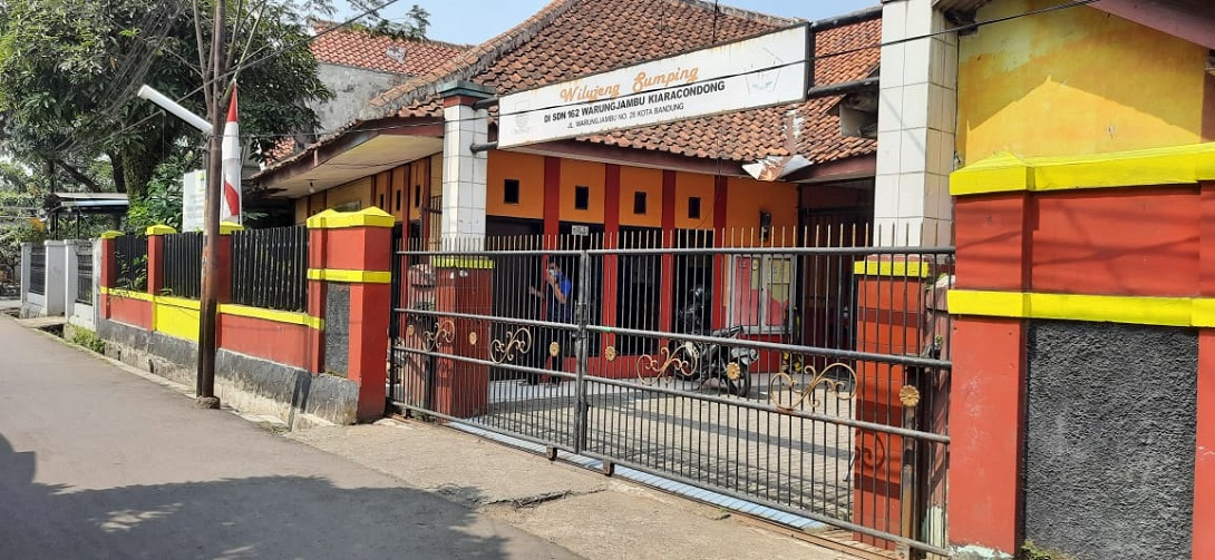 Halaman Depan gerbang Sekolah SDN 162 Warungjambu Kiaracondong