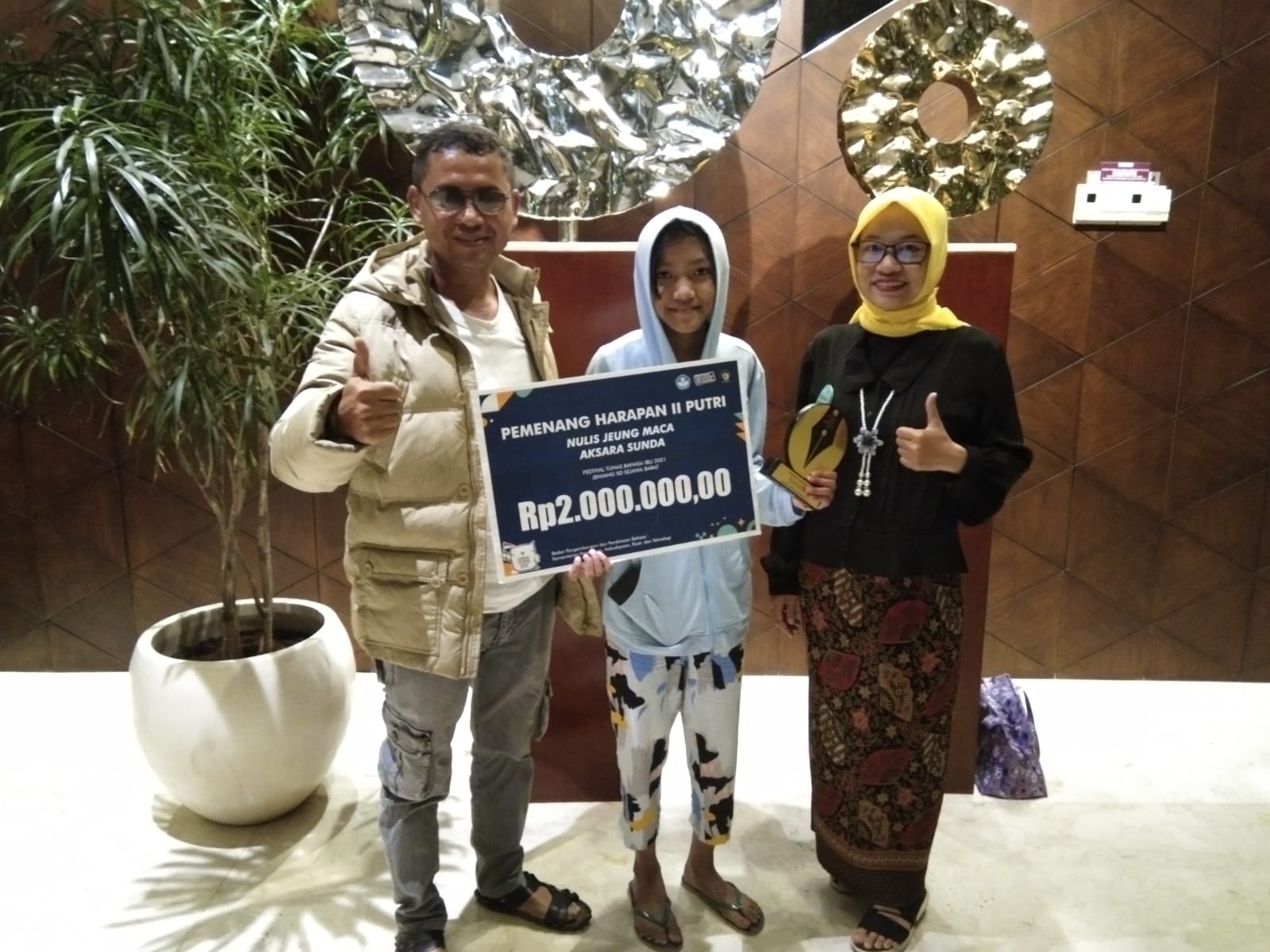 Rahma Alfadila sebagai juara Harapan 2 Nulis jeung Maca Aksara Sunda Tingkat Provinsi Jawa Barat