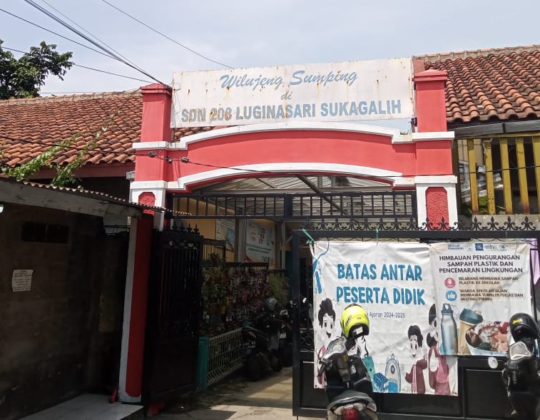 FOTO A, GERBANG SEKOLAH