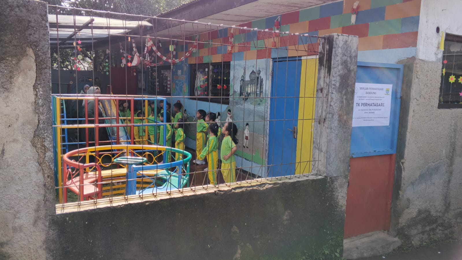 Foto Plang Sekolah, Gerbang Sekolah dan Gedung Utama Sekolah