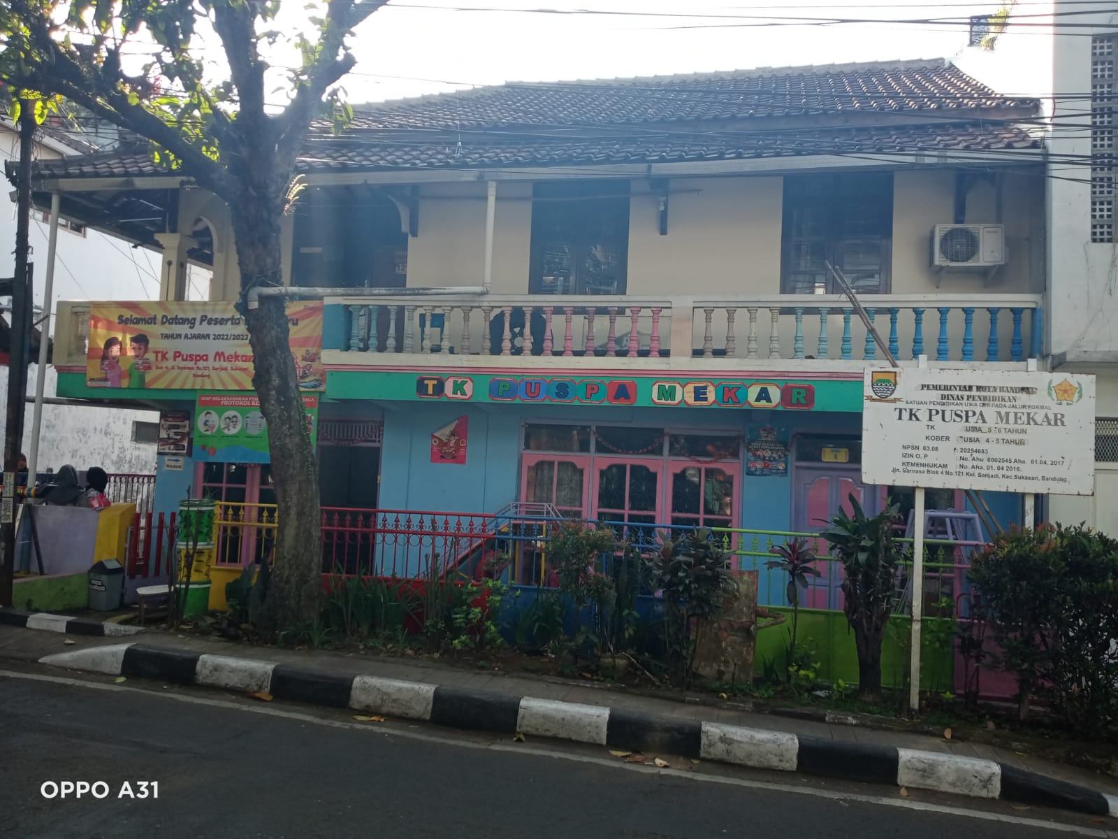 gedung utama dan plang sekolah