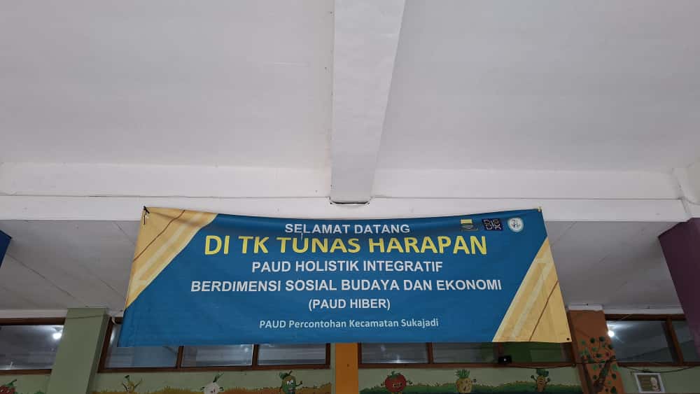 banner sekolah, soalnya plang sekolah tulisannya sudah memudar tidak begitu jelas