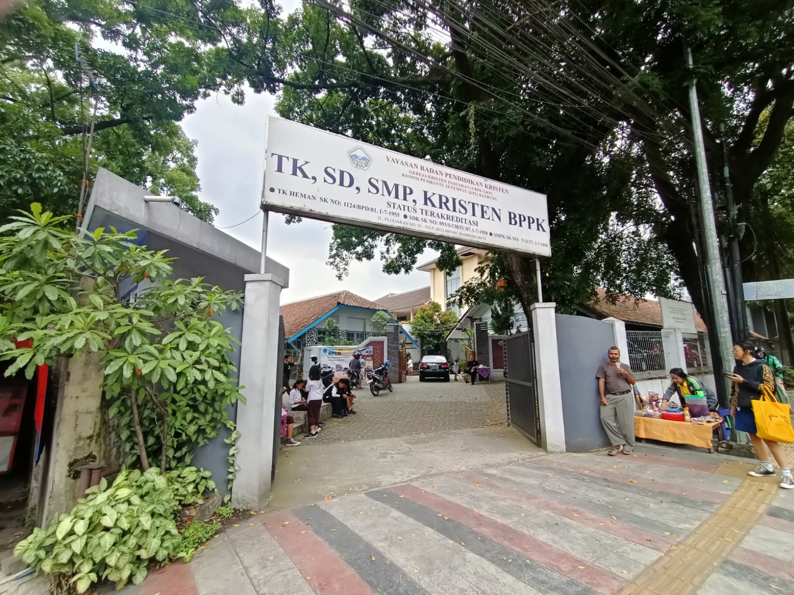 Foto kegiatan C, Papan nama sekolah