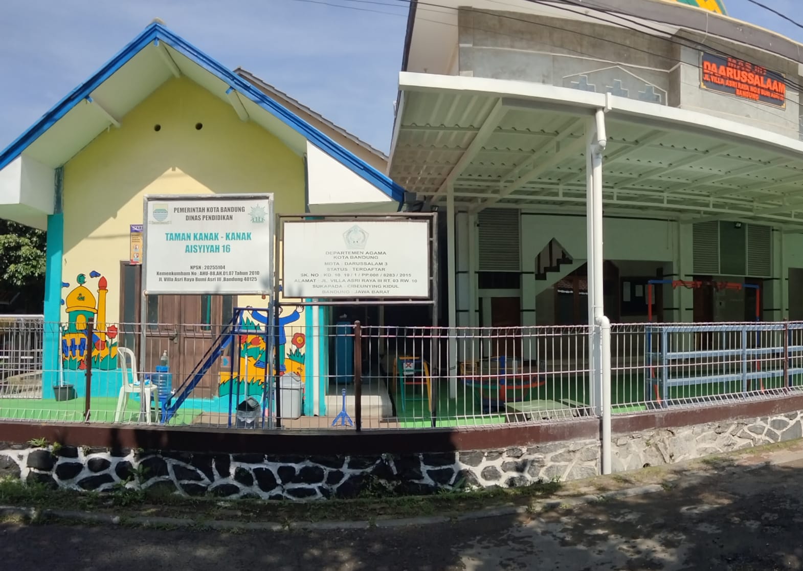 Plang sekolah dan gedung utama