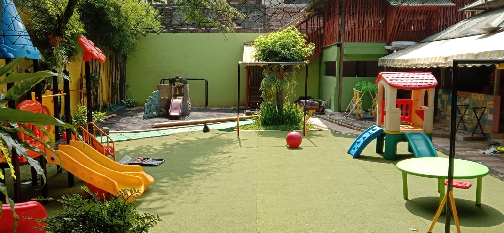 Foto halaman / outdoor tempat bermain anak-anak