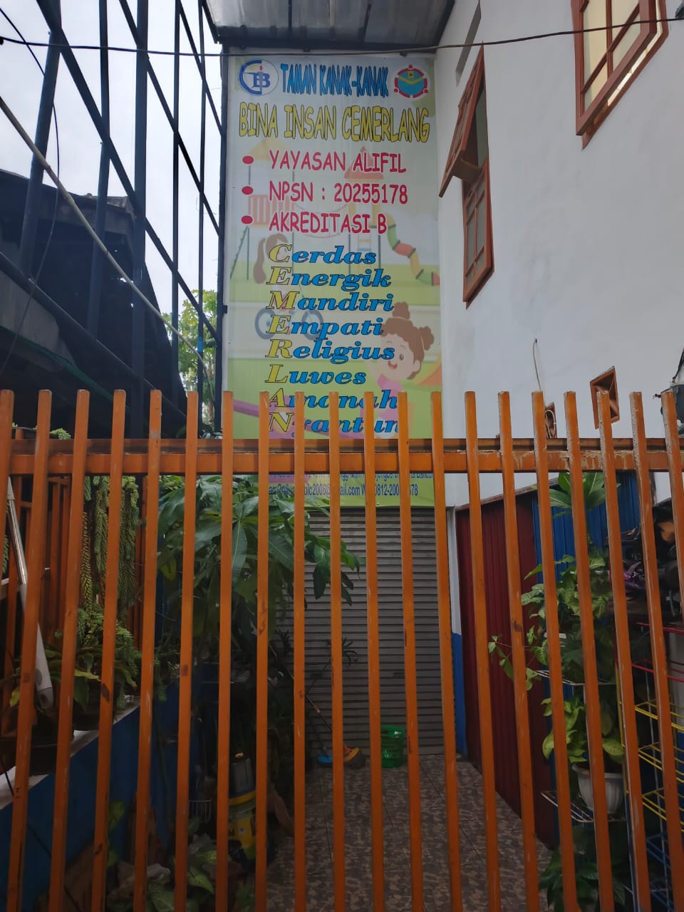 Foto Gerbang Utama Sekolah