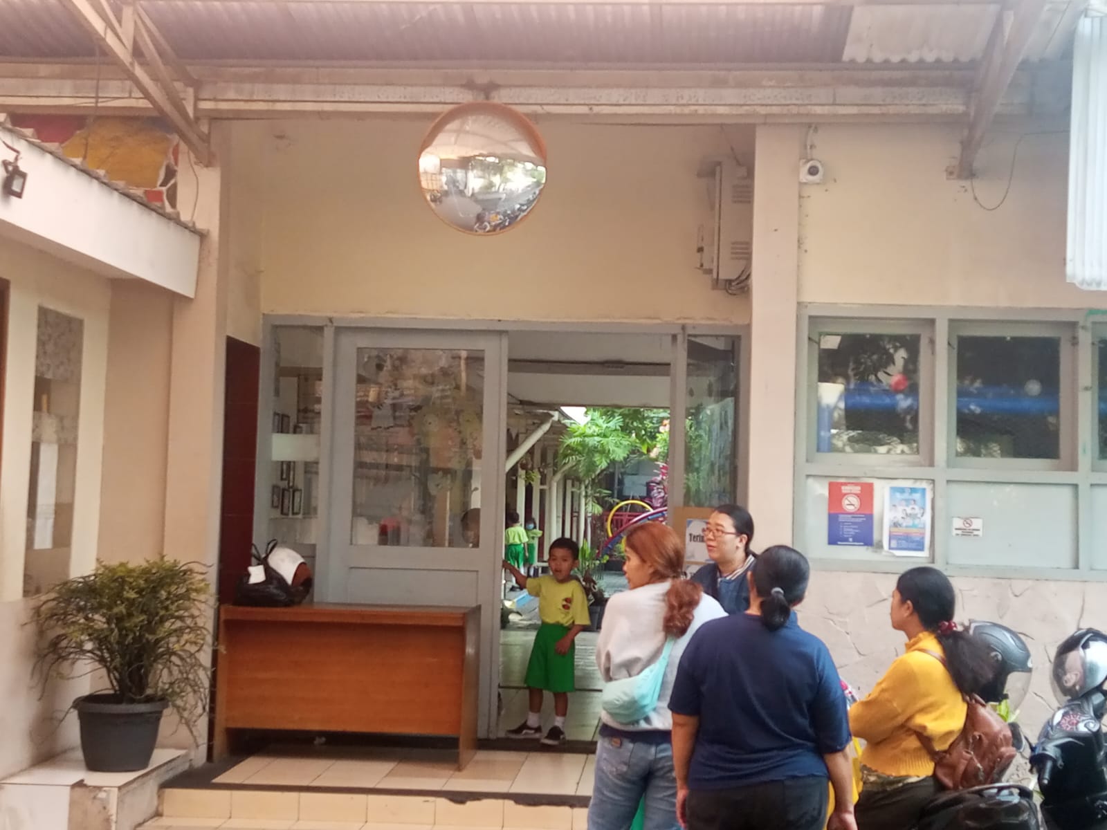 Gerbang utama sekolah