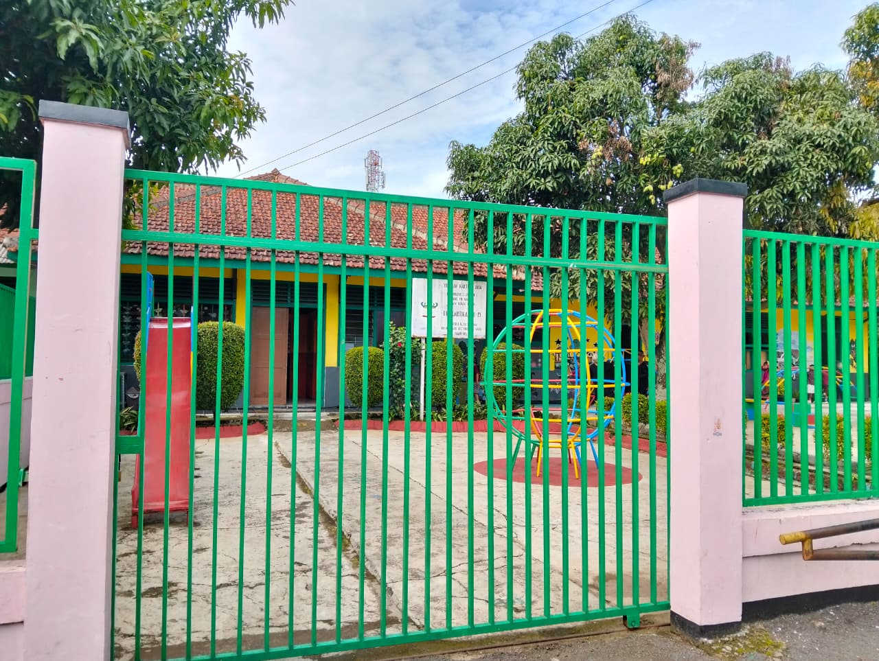 FOTO GERBANG SEKOLAH