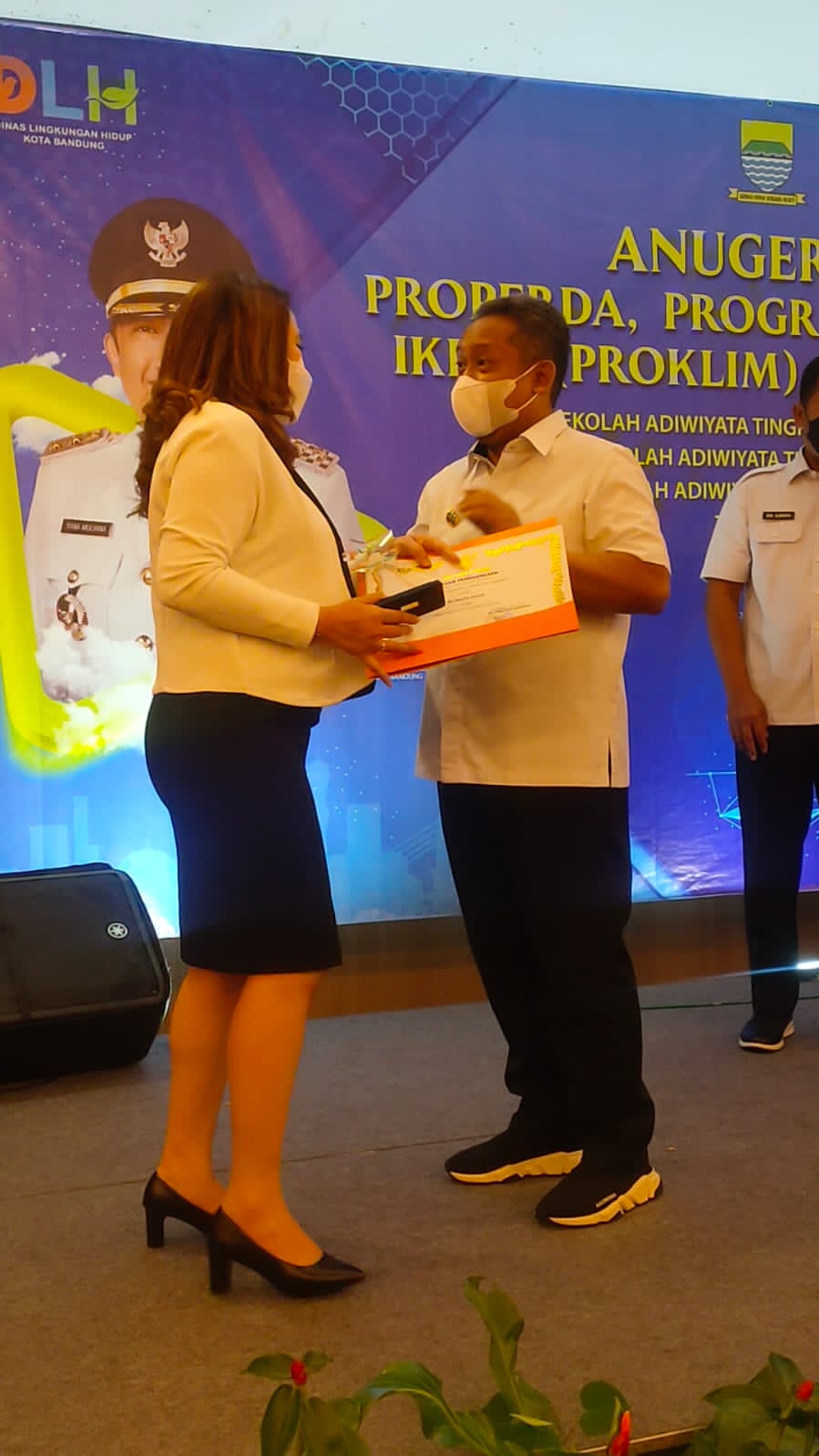Kegiatan pemberian penghargaan Sekolah Adiwiyata oleh Walikota Bandung