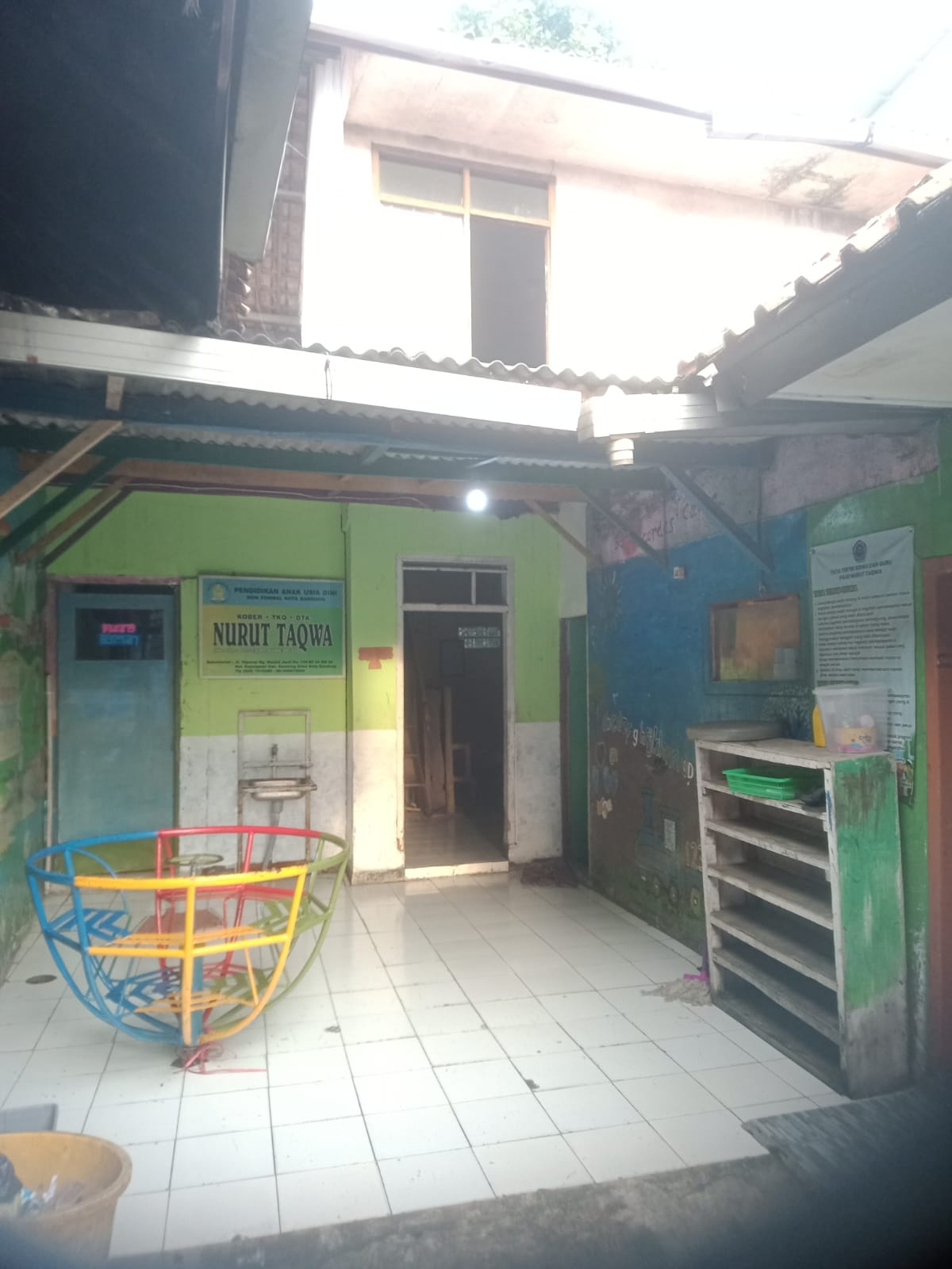 Foto A, halaman depan sekolah