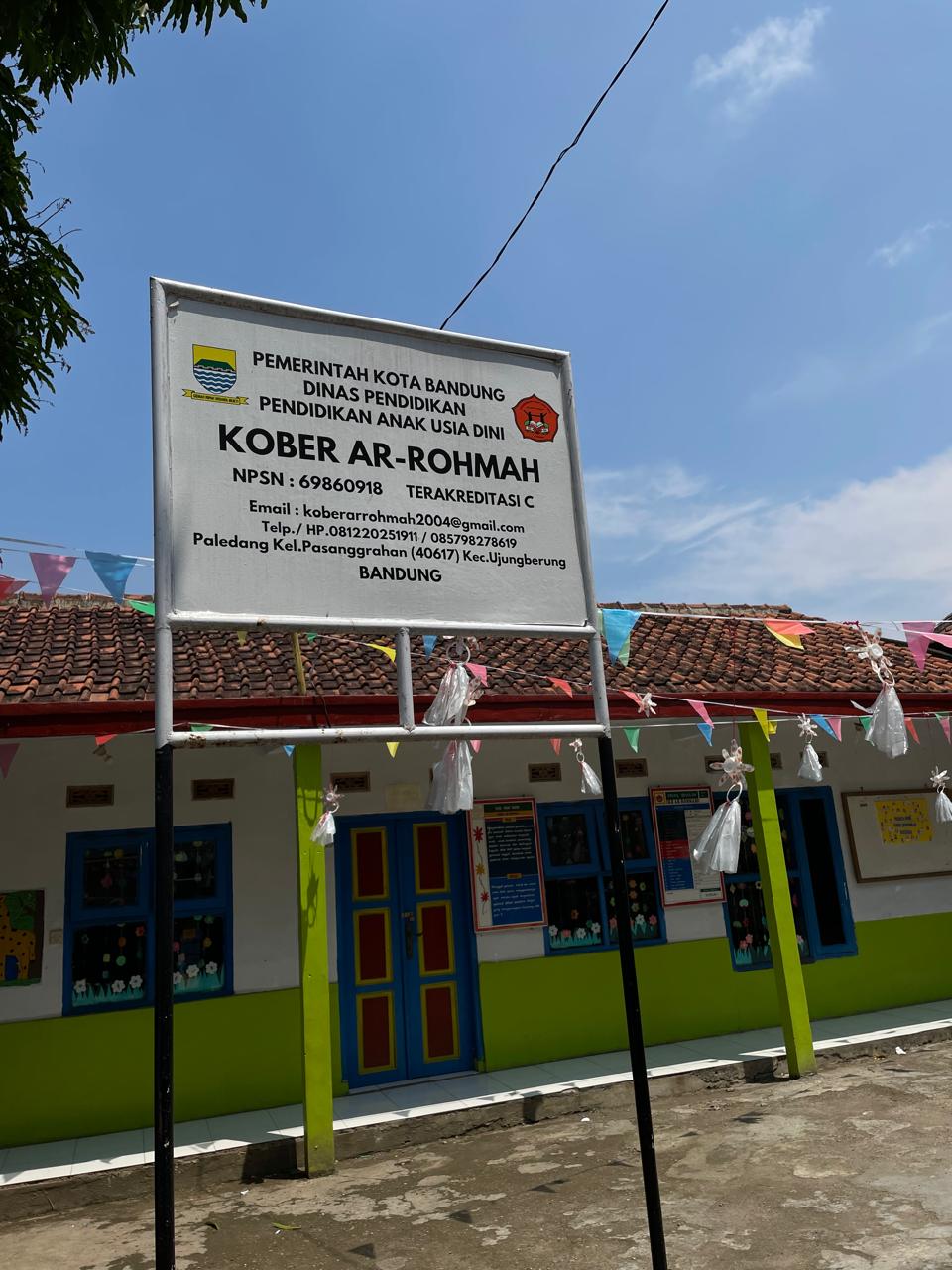 plang sekolah dan gedung